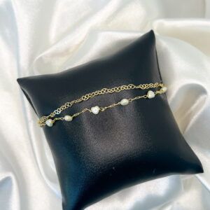 Pulseira perola com mini corações vazados