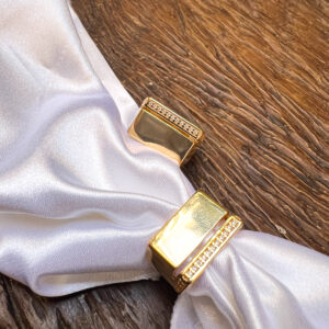 Anel reto com detalhe cravejado